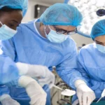 Chirurgie Assistée par Robot : La Révolution au Bloc Opératoire | Guide Complet 2025